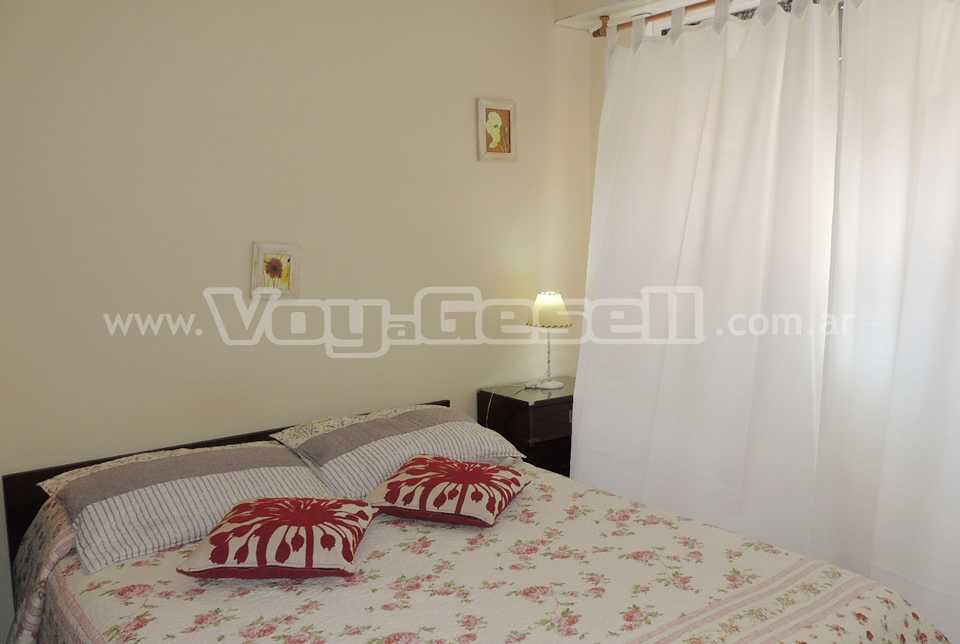 Alquilo Departamento Yenteco Piso 1 Dpto 2 en Villa Gesell zona Centro Comercial a 50 Mts de la Playa