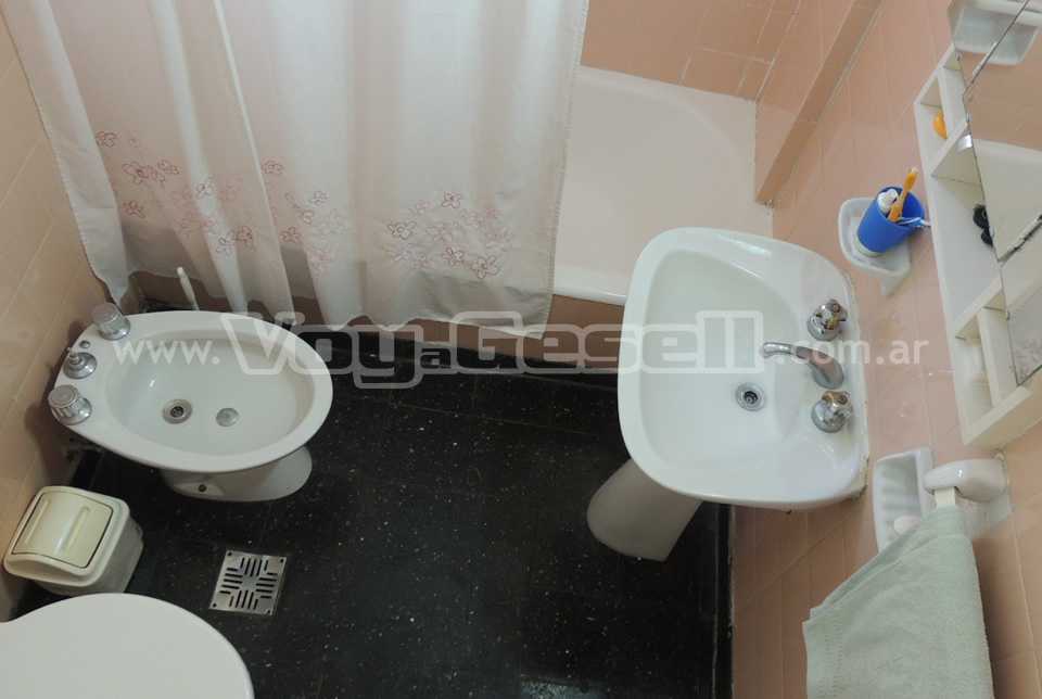 Alquilo Departamento Yenteco Piso 1 Dpto 2 en Villa Gesell zona Centro Comercial a 50 Mts de la Playa