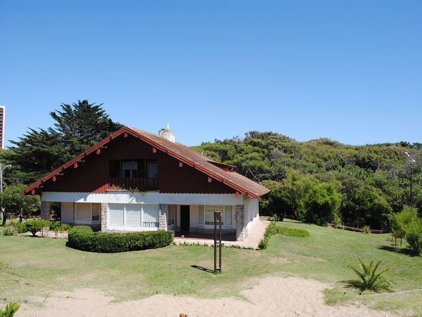Centro Cultural Chalet de don Carlos en Villa Gesell zona  