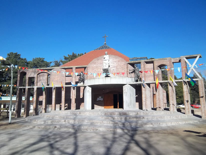 Iglesia Santiago Apóstol en Villa Gesell zona  