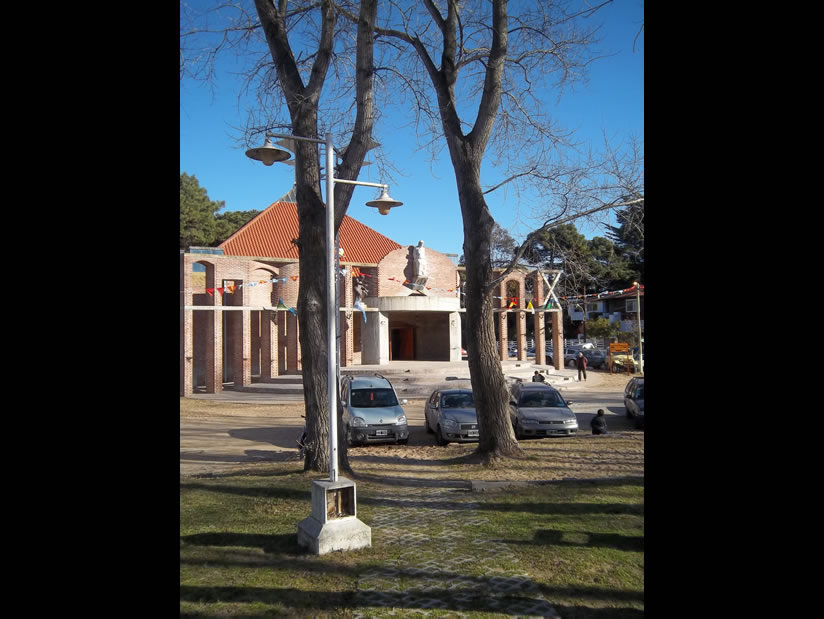 Iglesia Santiago Apóstol en Villa Gesell zona  